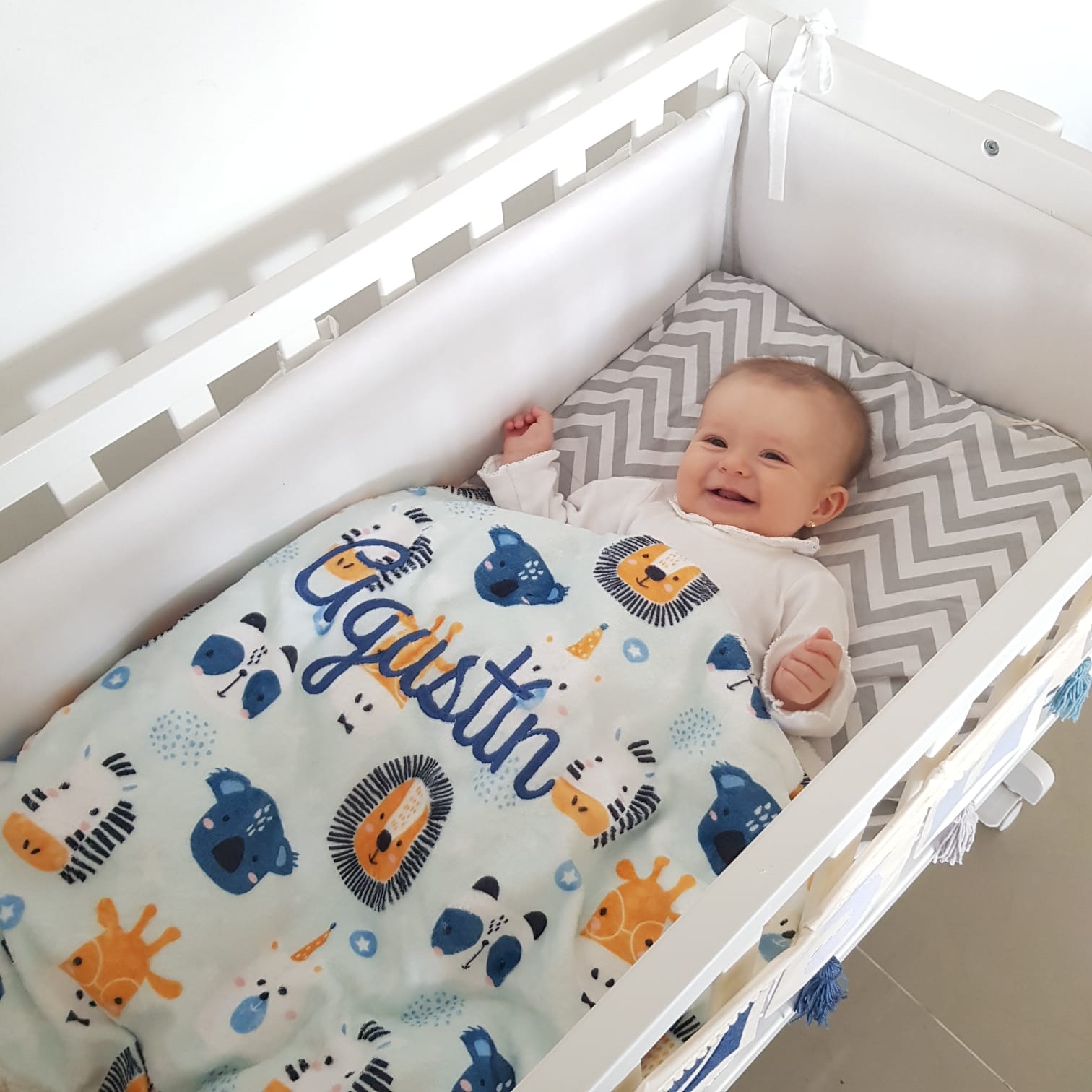 Bebé feliz con cobija personalizada Mombee