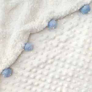 Cobija Marfil Doble Faz Burbujas con Pompones Azul