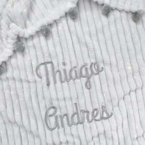 Cobija blanca con pompones gris